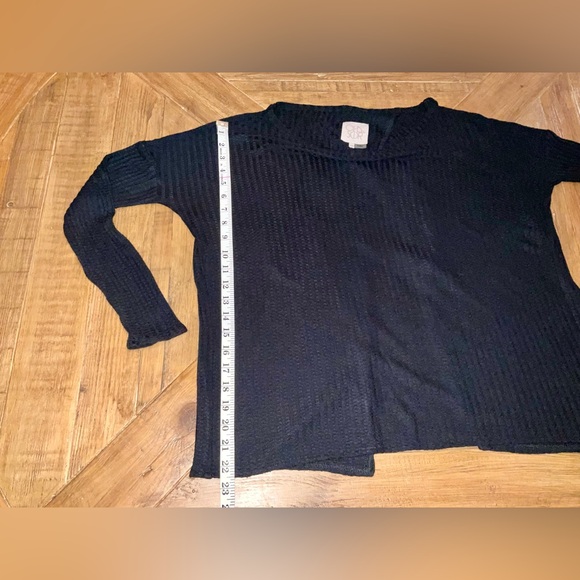 Chaser waffle texture split back casual long sleeve top - size medium in black - Picture 6 of 8